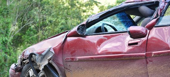 ZABŁOTCE: 18-latek uderzył w znak i dachował