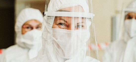 Rząd utrzymuje restrykcje. Jest decyzja ws. przyłbic