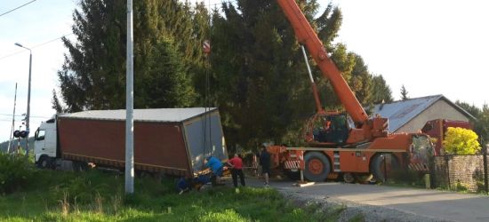 ZABŁOTCE: TIR w tarapatach. Zawisł na skarpie (VIDEO)