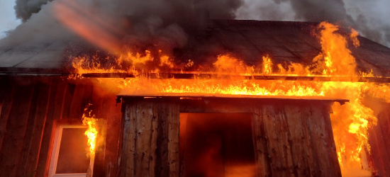 BIESZCZADY: Pożar drewnianego domu w Dołżycy! (ZDJĘCIA)
