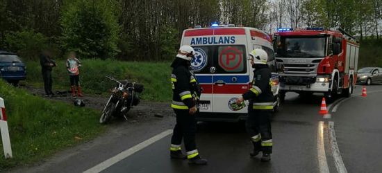 Motocyklista wywrócił się na jezdni. Jedna osoba poszkodowana (FOTO)