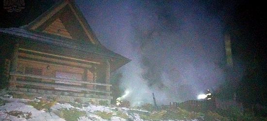 Pożar drewnianego domku letniskowego. Ogień doszczętnie strawił budynek (FOTO)