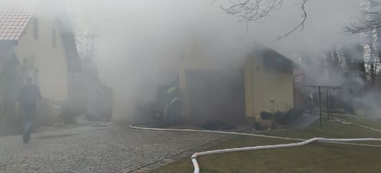 Pożar poddasza i kotłowni. Uratowano samochód (ZDJĘCIA)