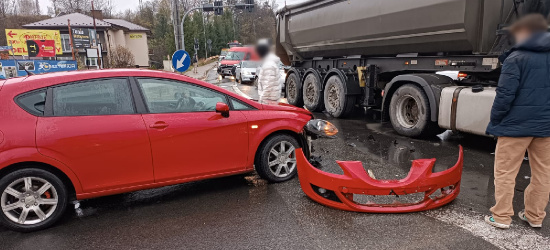 ZAGÓRZ. Rozbita osobówka na środku skrzyżowania. Zderzenie z ciężarówką (ZDJĘCIA)