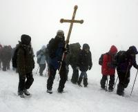 BIESZCZADY: Droga Krzyżowa na trasie Wołosate-Przełęcz Bukowska. Panują bardzo trudne warunki