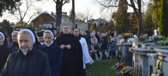 Wszystkich Świętych. Nabożeństwa i procesje w sanockich parafiach. Sprawdź!