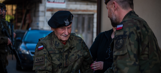 Legendarne spotkanie. Najstarszy czołgista Wojska Polskiego inspiruje Terytorialsów z Podkarpacia
