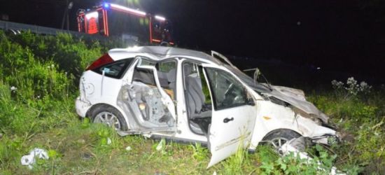 PODKARPACIE. Ford spadł ze skarpy. Uczestnicy wypadku pijani (ZDJĘCIA)