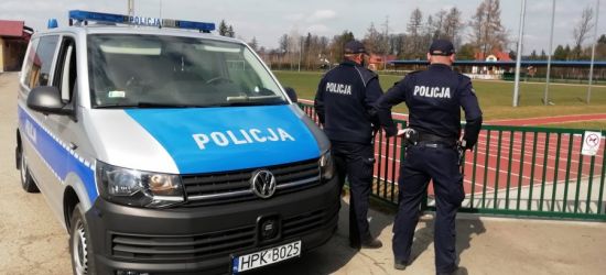 Policjanci sprawdzają osoby w kwarantannie. Komunikaty z radiowozów (VIDEO)