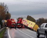 PISAROWCE: Służby wyciągały z rowu ciężarowego giganta. Nie było lekko, pojazd ważył 40 ton (FILM, NOWE ZDJĘCIA)