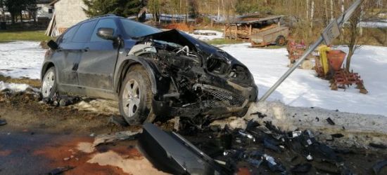 PODKARPACIE. Czołowe zderzenie bmw i peugeota. Dwie osoby w szpitalu (ZDJĘCIA)