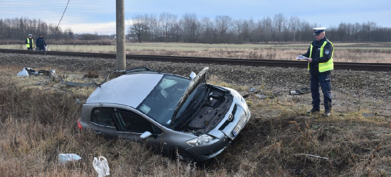 REGION: Toyota wjechała pod pociąg (ZDJĘCIE)