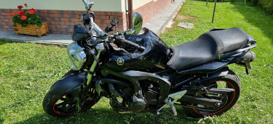 Bez uprawnień i z zakazem. Zjechał motocyklem do potoku (ZDJĘCIA)