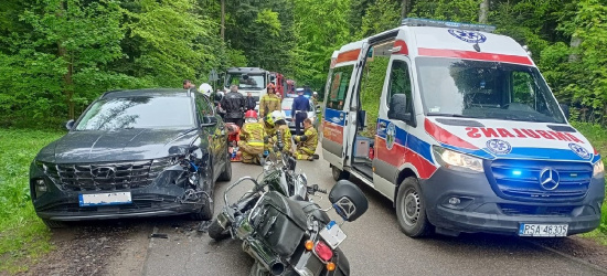Motocyklem wjechał w zaparkowany samochód, w którym były dzieci (ZDJĘCIA)
