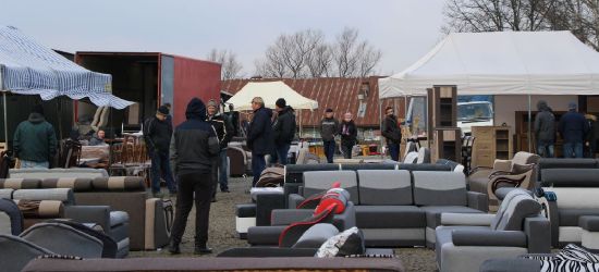 DĄBRÓWKA: Bazar meblowy działa w nowym miejscu (FOTO)