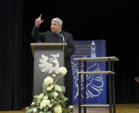„Jeśli umrzesz zanim umrzesz, to nie umrzesz kiedy umrzesz” – spotkanie z ks. Piotrem Pawlukiewiczem w PWSZ Sanok (ZDJĘCIA)