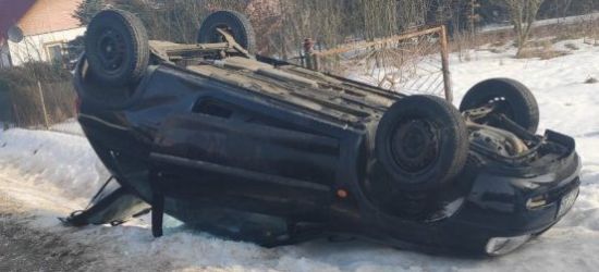 PODKARPACIE. Dachowanie opla. Kierująca trafiła do szpitala (FOTO)