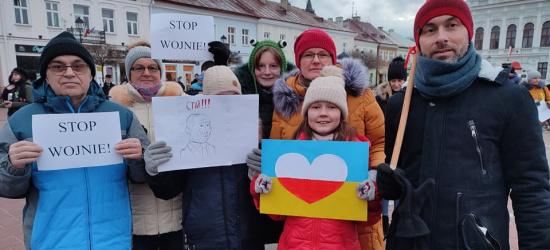 SANOK: Trwa demonstracja solidarnościowa z Ukrainą! (VIDEO, FOTO, OGLĄDAJ NA ŻYWO!)