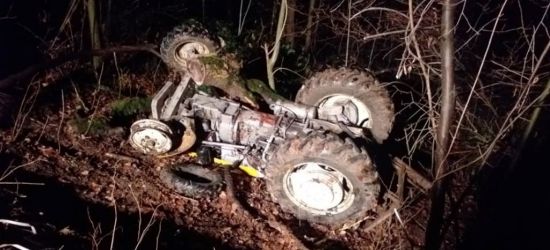 Tragedia w lesie. Nie żyje mężczyzna przygnieciony przez traktor (ZDJĘCIA)