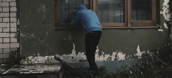 Dobijał się do mieszkania. Był poszukiwany