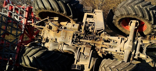 PODKARPACIE. Traktor zderzył się z osobówką. Jedna osoba w szpitalu! (ZDJĘCIA)