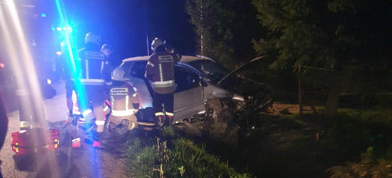 Nocny wypadek w Rakowej. 29-latka w szpitalu (ZDJĘCIA)