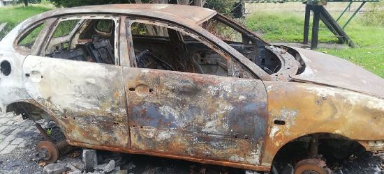 Spalony wrak samochodu od trzech miesięcy na zagórskim osiedlu (ZDJĘCIA)