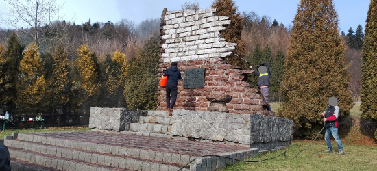 Trwają prace przy renowacji pomnika Żołnierzy Września w Bykowcach