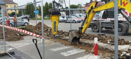 Trwają prace przy ul. Królowej Bony. Zamknięty wjazd do marketu (ZDJĘCIA)