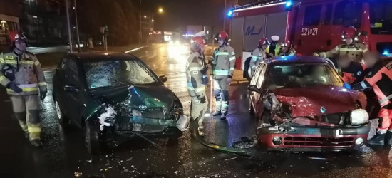 PODKARPACIE. Czołowe zderzenie toyoty z renault. Dwie osoby ranne (ZDJĘCIA)