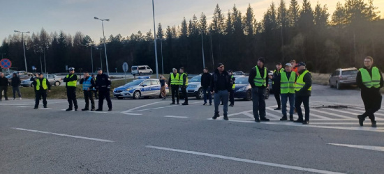 Rolnicza blokada przejścia granicznego. Policja użyje siły? (ZDJĘCIA)