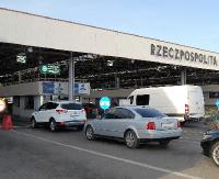 Próbował przejść przez granicę między autami. Nie posiadał żadnych dokumentów