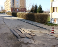 INTERWENCJA: Droga jak szwajcarski ser. Patentem na dziury są… deski (ZDJĘCIA)