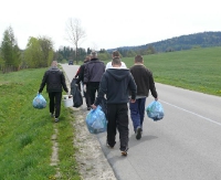 Skazani z Sanoka pomagali rozdawać drzewka. Skazani z Łupkowa sprzątali Bieszczady (ZDJĘCIA)