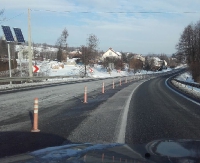WYPADEK W JAWORNIKU. Elastyczne słupki na jezdni w miejscu tragedii. Wyniki sekcji zwłok (ZDJĘCIA)