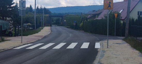 POWIAT LESKI. Nowy chodnik i aktywne przejście dla pieszych (ZDJĘCIA)