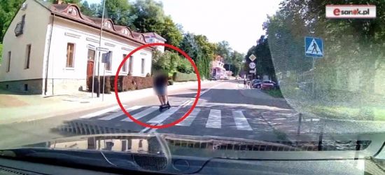 SANOK. Uwaga na hulajnogi! Nagranie z samochodu (ZOBACZ VIDEO)