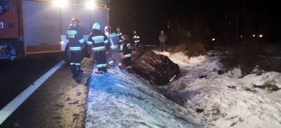 Dachowanie w rowie. Kierowca zbiegł z miejsca kolizji (FOTO)