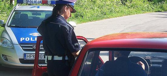 Pijani weekendowi kierowcy. Kobieta wpadła do potoku, mężczyzna uciekał przed policją
