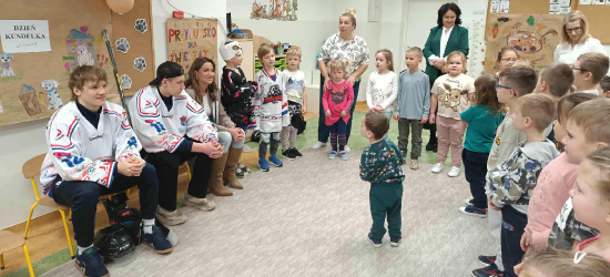Akcja „Pełna miska dla przytuliska”. Przedszkolaki i hokeiści wspierają zwierzęta [ZDJĘCIA]