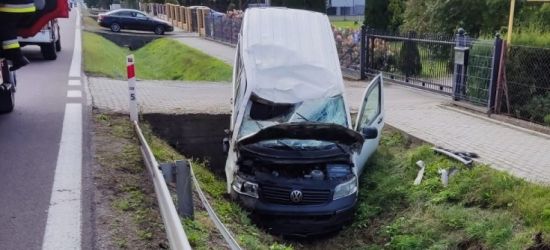 REGION: Kierująca transitem wjechała do rowu (ZDJĘCIA)