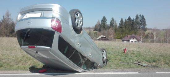 Wypadł z drogi, uderzył w przepust i dachował (FOTO)