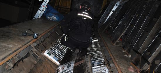 Wiózł nie tylko wiórowe płyty. Kierowca ciężarówki przyłapany na przemycie papierosów
