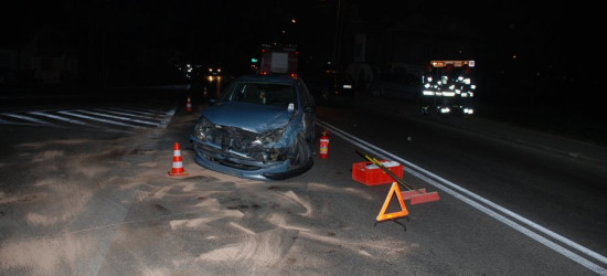 Zderzenie forda z peugeotem. 20-latek przetransportowany do szpitala (FOTO)