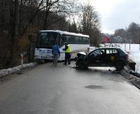 GOLCOWA: Czołówka osobówki z autobusem (ZDJĘCIA)