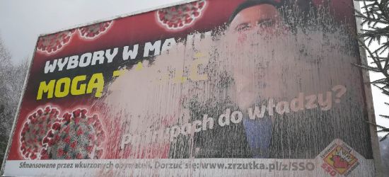 Billboardy w Sanoku i okolicach. Jeden już oblany farbą (ZDJĘCIA)