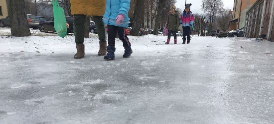 SANOK. „Szklanka” na chodnikach. Ślisko i niebezpiecznie! (VIDEO, ZDJĘCIA)