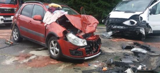 Czołówka dostawczego busa z osobówką. Ranne 4 osoby (FOTO)