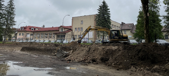 POWIAT LESKI: Spore inwestycje w oświacie. Budowa i remonty infrastruktury sportowej (ZDJĘCIA)