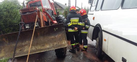 Niebezpiecznie w Tyrawie Solnej. Zderzenie ciągnika z autobusem (FOTO)